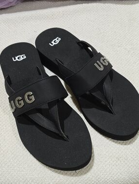 UGG Black Logo Toe-Post Sandals with Metal Letters